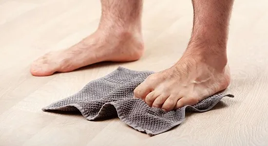 کشش با حوله برای صافی کف پا