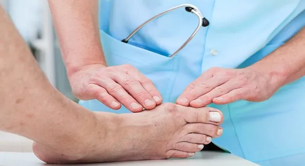 چه زمانی جراحی انحراف شست پا لازم است